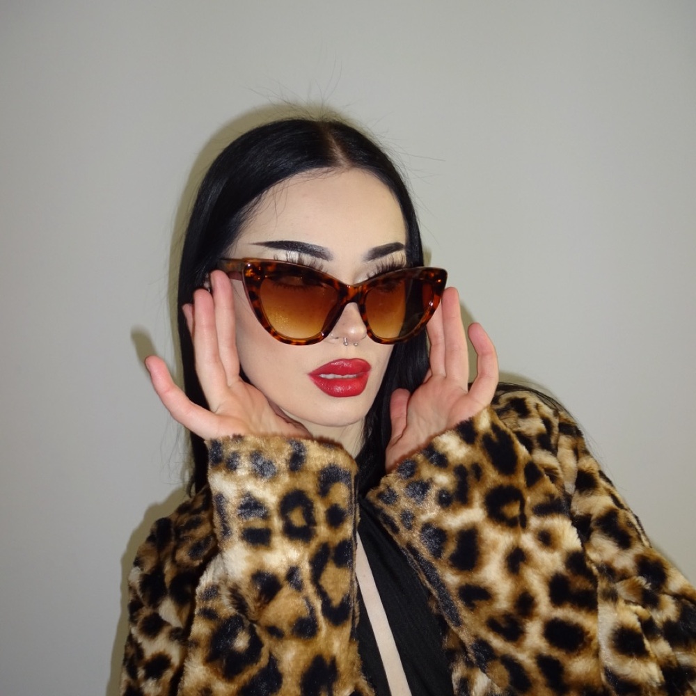 Stylish Tortoiseshell Cat-Eye Sunglasses